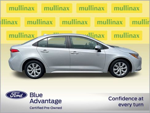 Used 2025 Toyota Corolla LE FWD image 2