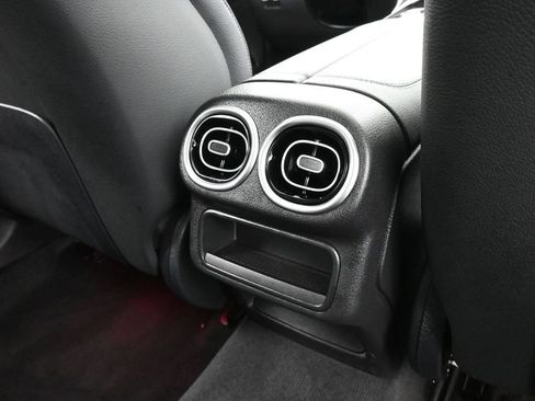 Used 2025 Mercedes-Benz GLC 300 4MATIC image 43