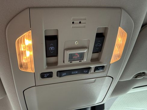 Used 2021 Toyota Highlander Platinum image 32