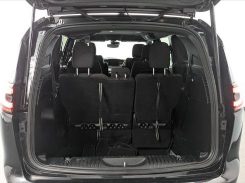 Used 2023 Chrysler Pacifica Touring FWD image 18