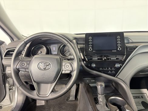 Used 2021 Toyota Camry SE image 3