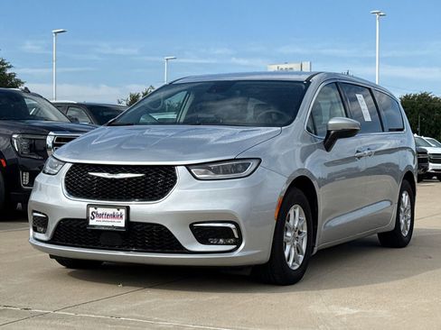 Used 2023 Chrysler Pacifica Touring-L FWD image 3