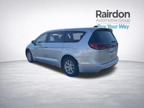 Used 2024 Chrysler Pacifica Touring-L FWD image 5