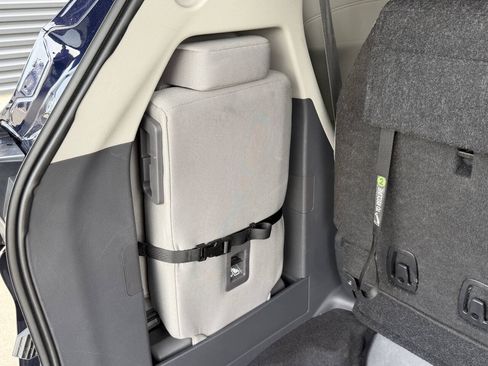 Used 2024 Toyota Sienna LE AWD/4WD image 33