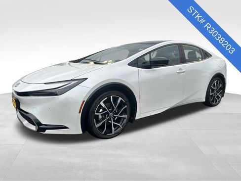 Used 2024 Toyota Prius Prime SE image 3