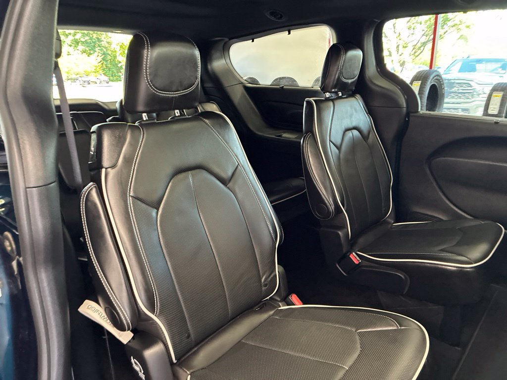 Certified 2025 Chrysler Pacifica Limited FWD image 47