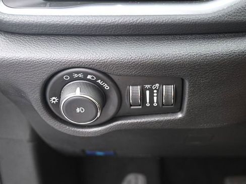 Used 2025 Chrysler Pacifica Limited FWD image 14