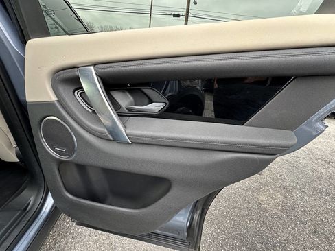 Used 2020 Land Rover Discovery Sport SE image 9