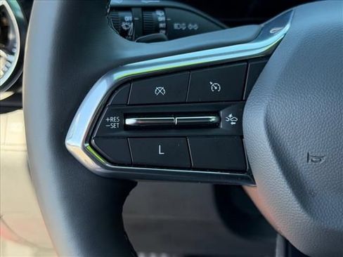 Used 2025 Chevrolet Equinox LT FWD image 17