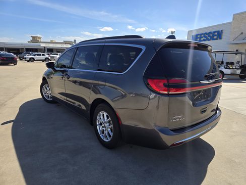 Used 2022 Chrysler Pacifica Touring-L image 5
