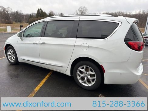 Used 2017 Chrysler Pacifica Touring-L Plus w/ Advanced Safetytec Group image 4