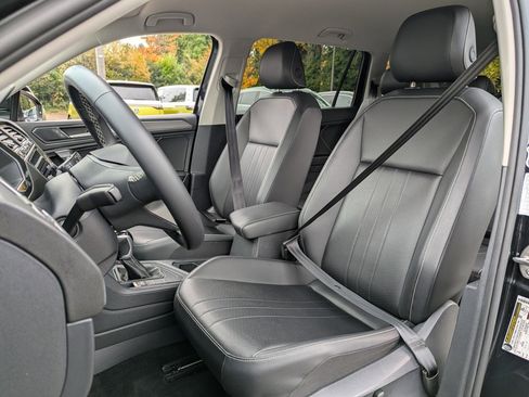 Certified 2024 Volkswagen Tiguan SE image 25