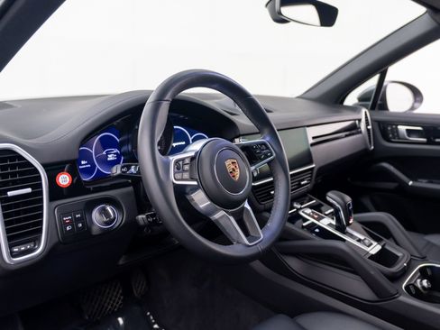 Certified 2023 Porsche Cayenne AWD/4WD image 4