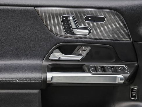 Used 2021 Mercedes-Benz GLB 250 w/ Premium Package image 20