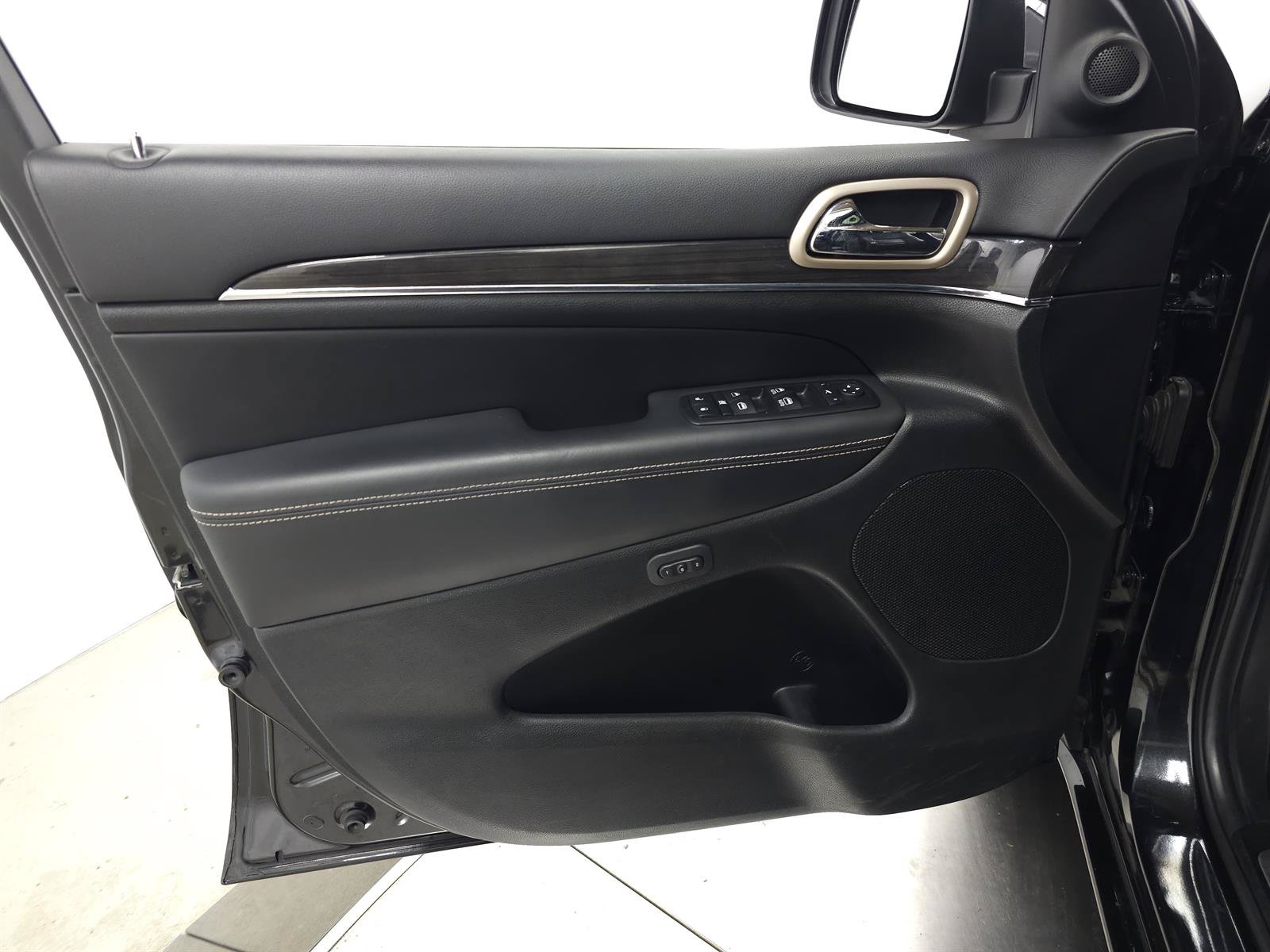 Used 2014 Jeep Grand Cherokee Overland AWD/4WD image 13