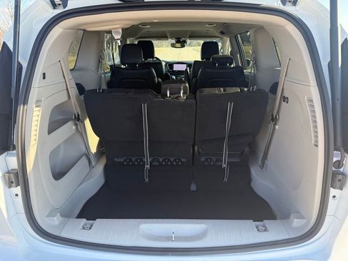 Used 2022 Chrysler Pacifica Touring-L image 5