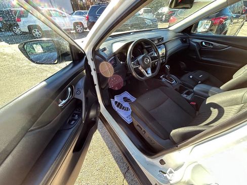 Used 2017 Nissan Rogue SV image 6