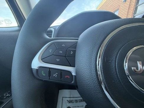 Used 2018 Jeep Renegade Latitude FWD image 21