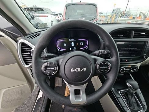 Certified 2025 Kia Soul LX w/ LX Technology Package FWD image 7