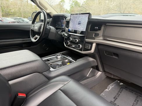 Used 2024 Ford Expedition XLT image 11