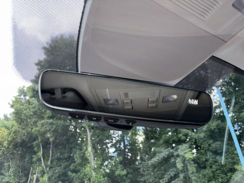 Certified 2025 Volkswagen Taos SE FWD image 16