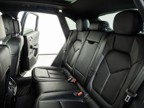 Certified 2023 Porsche Macan AWD/4WD image 21