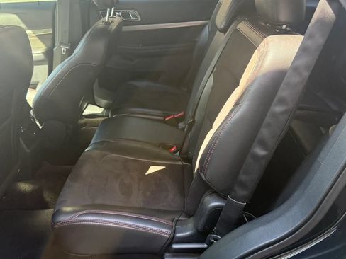 Used 2018 Ford Explorer XLT w/ Equipment Group 202A FWD image 13