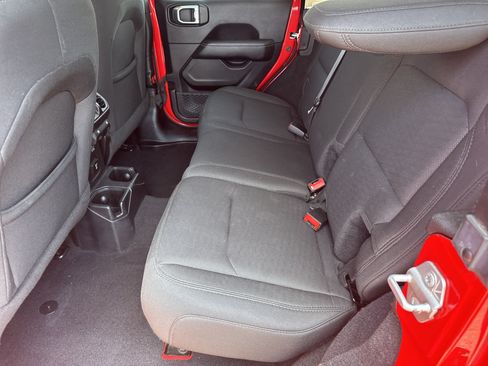 Used 2019 Jeep Wrangler Unlimited Sahara AWD/4WD image 6