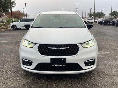 Used 2024 Chrysler Pacifica Touring-L image 2