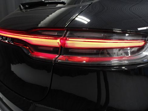 Certified 2025 Porsche Macan image 16