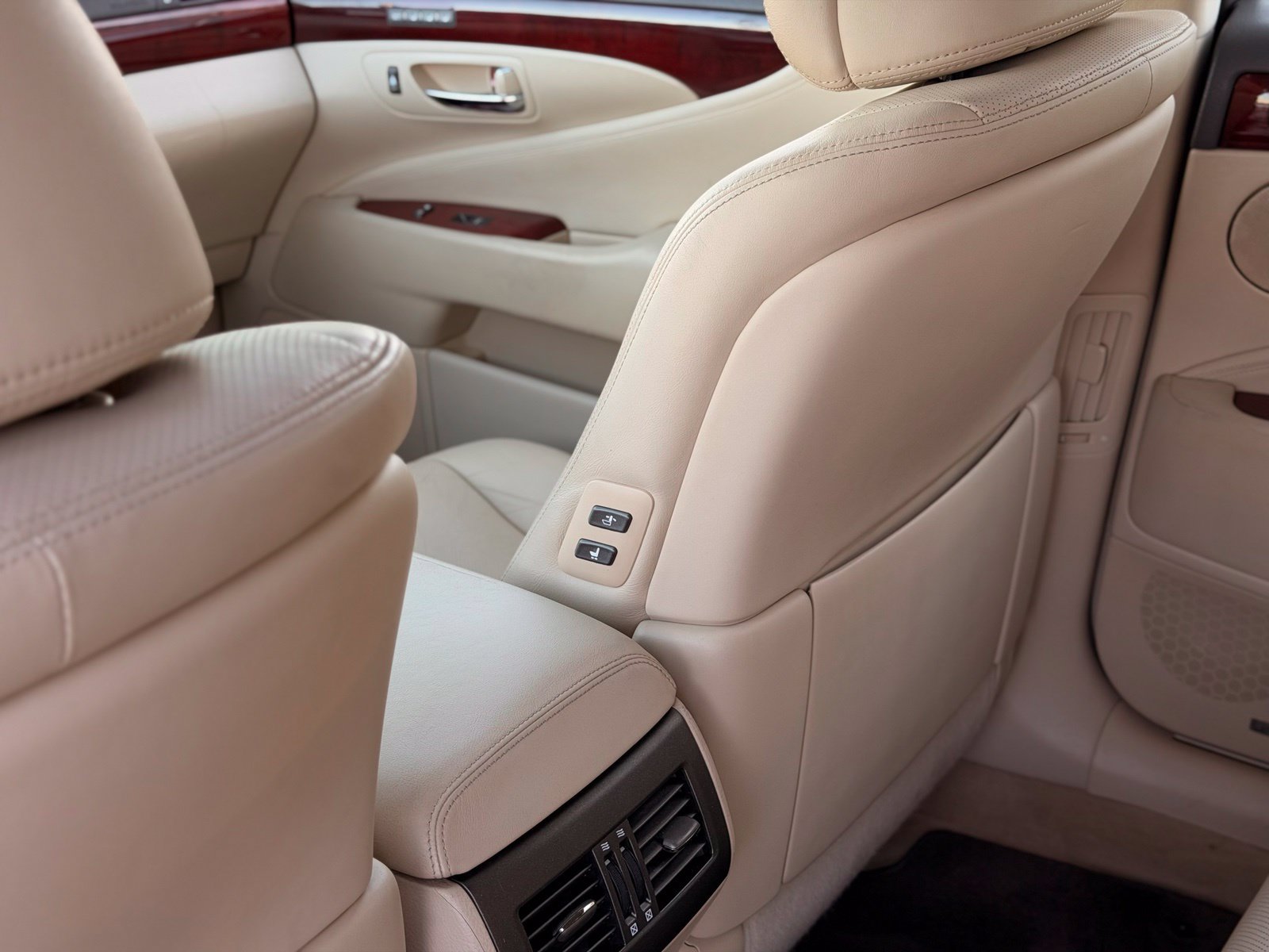 Used 2011 Lexus LS 460 AWD w/ Luxury Value Edition image 32
