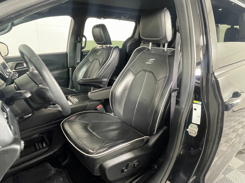 Used 2024 Chrysler Pacifica Limited w/ S Appearance Package FWD image 24