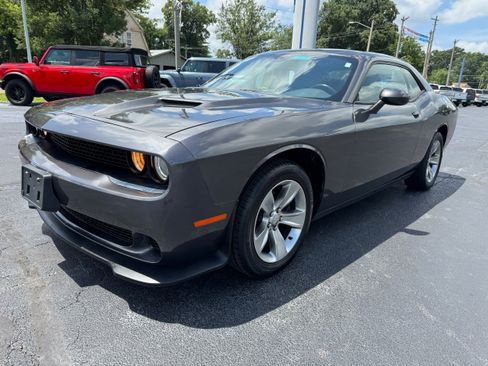 Used 2018 Dodge Challenger SXT RWD image 3
