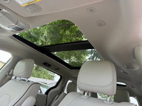 Used 2020 Chrysler Pacifica Limited w/ Advanced Safetytec Group FWD image 12