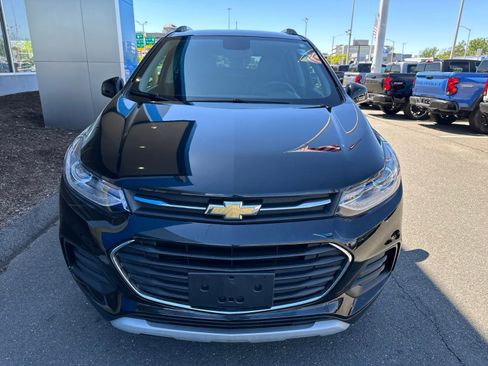 Used 2021 Chevrolet Trax LT w/ Premium Seat Package AWD/4WD image 2