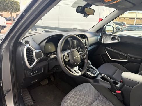 Used 2024 Kia Soul LX w/ Option Group 015 FWD image 4