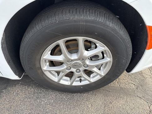 Used 2024 Chrysler Pacifica Touring-L image 27