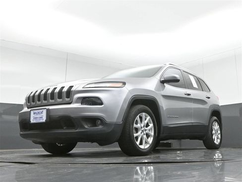 Used 2017 Jeep Cherokee Latitude w/ Cold Weather Group FWD image 29