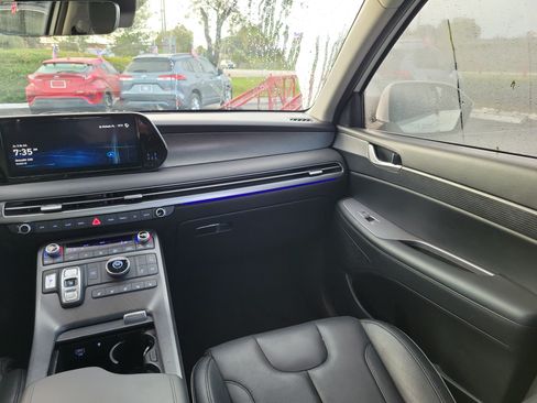 Used 2024 Hyundai Palisade Limited FWD image 17