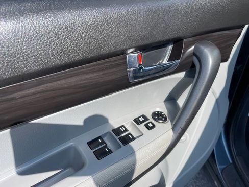 Used 2011 Kia Sorento LX image 9