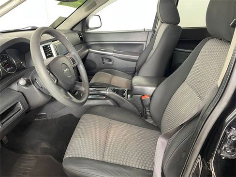 Used 2010 Jeep Grand Cherokee Laredo image 2