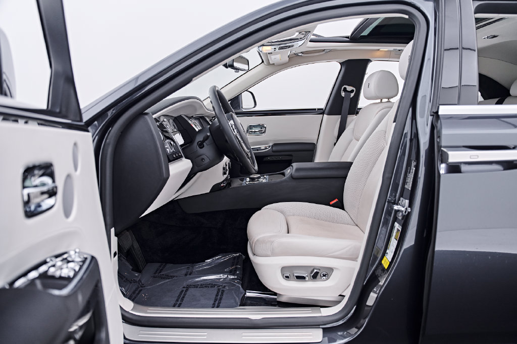 Used 2016 Rolls-Royce Ghost RWD image 39