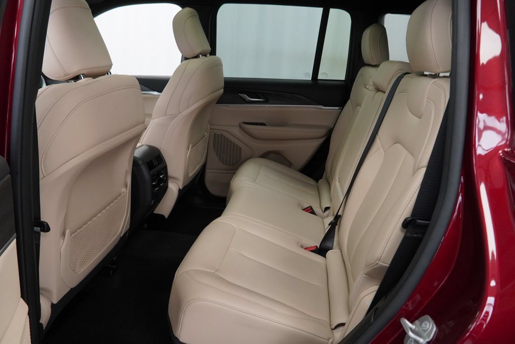 Certified 2025 Jeep Grand Cherokee Limited AWD/4WD image 12