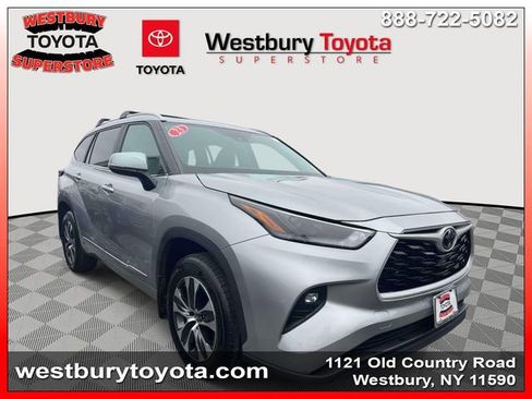Used 2023 Toyota Highlander XLE image 1