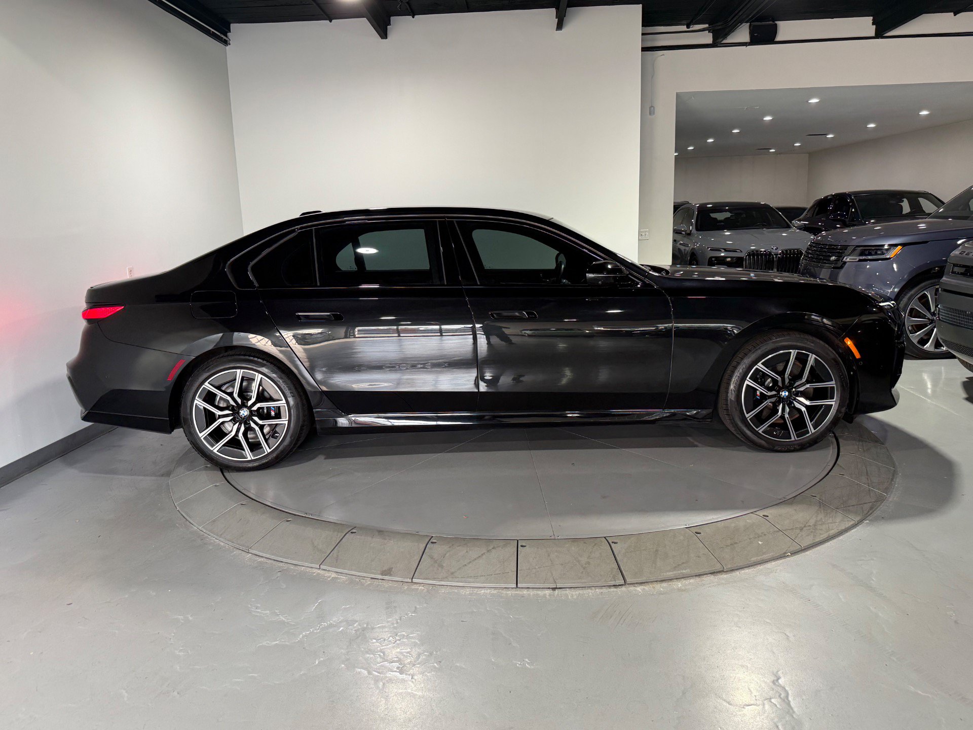 Used 2024 BMW 740i xDrive AWD/4WD image 11