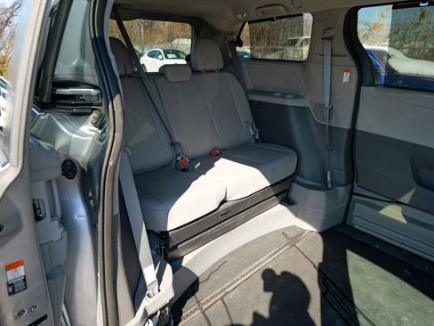 Used 2018 Toyota Sienna XLE w/ XLE Navigation Package FWD image 31