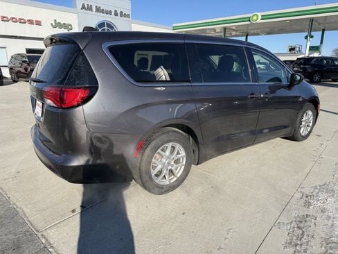 Used 2023 Chrysler Voyager LX image 8