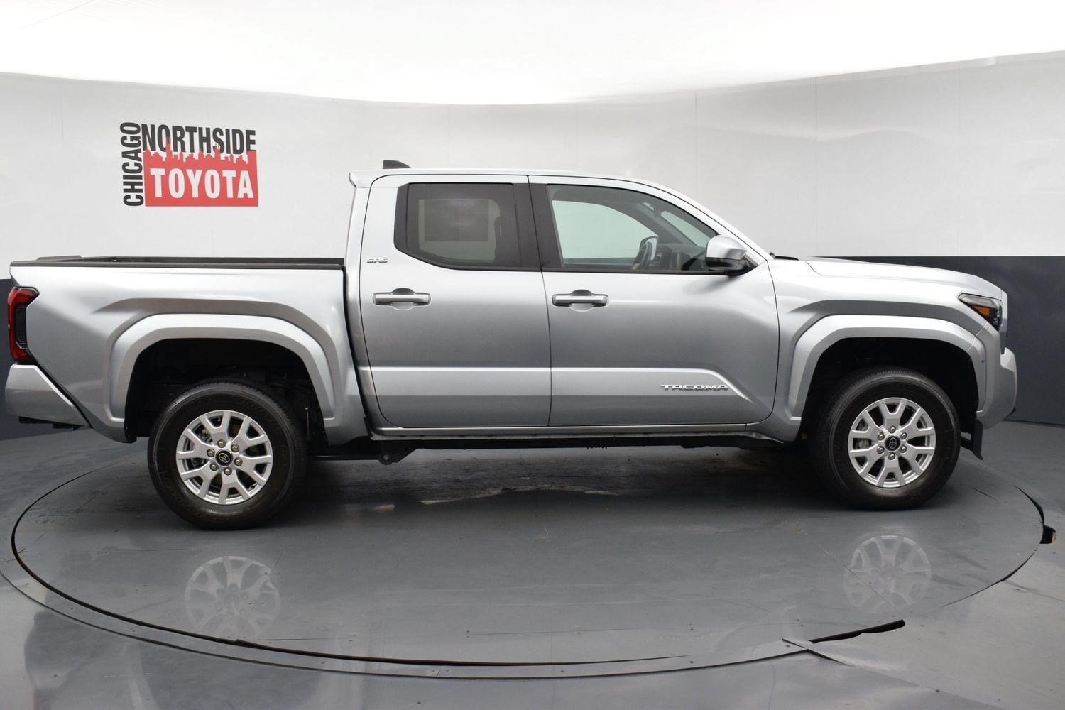 Used 2025 Toyota Tacoma SR5 AWD/4WD image 5