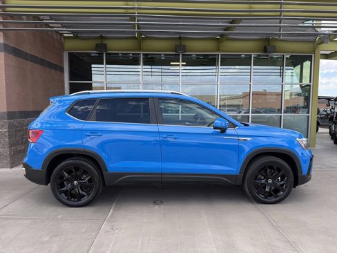 Used 2022 Volkswagen Taos SE w/ Panoramic Sunroof Package image 9