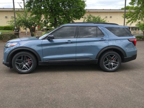 Used 2025 Ford Explorer ST AWD/4WD image 3